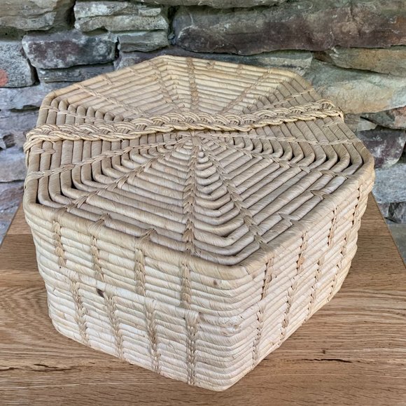 Large Hexagon Wicker Basket Lid Wood Toggle Boho Storage Seagrass Coiled - Picture 6 of 10